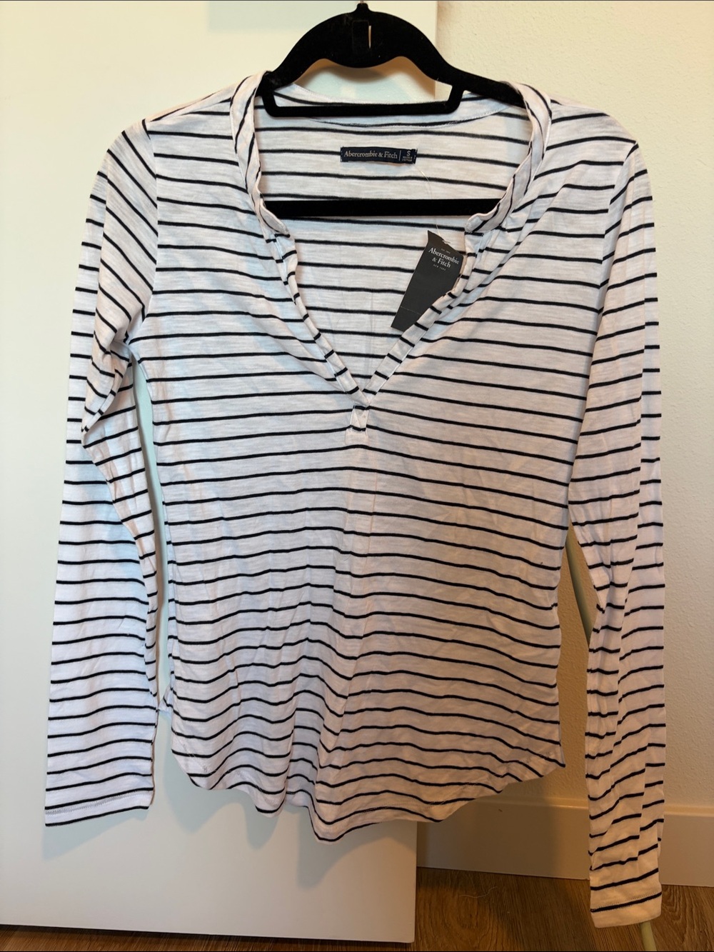 Abercrombie & Fitch White and Black Striped V-Neck Long Sleeve Top